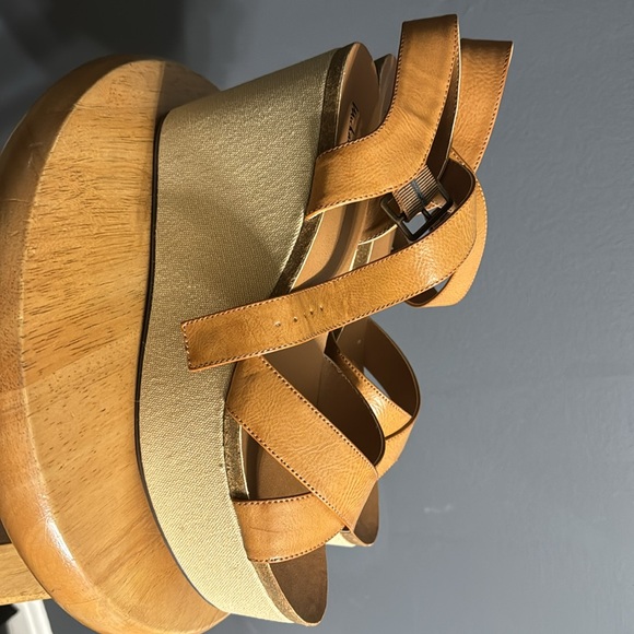 Platform Sandals - Picture 2 of 3